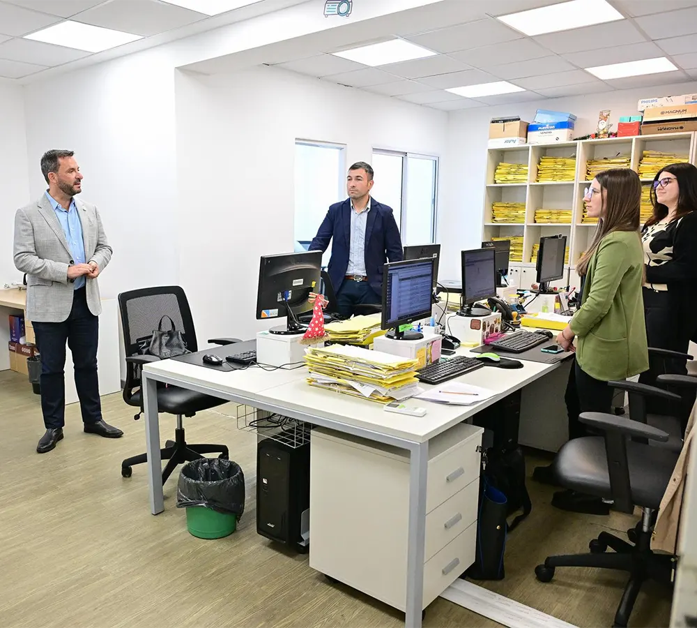 El intendente dialoga con personal de la oficina de atención al consumidor