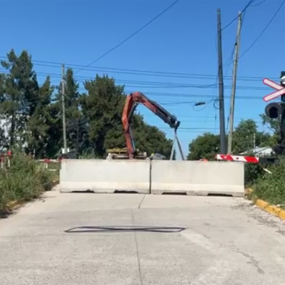 El paso de nivel de la calle Zabala, está cerrada por trabajos de reparación, realizandos por Trenes Argentinos.