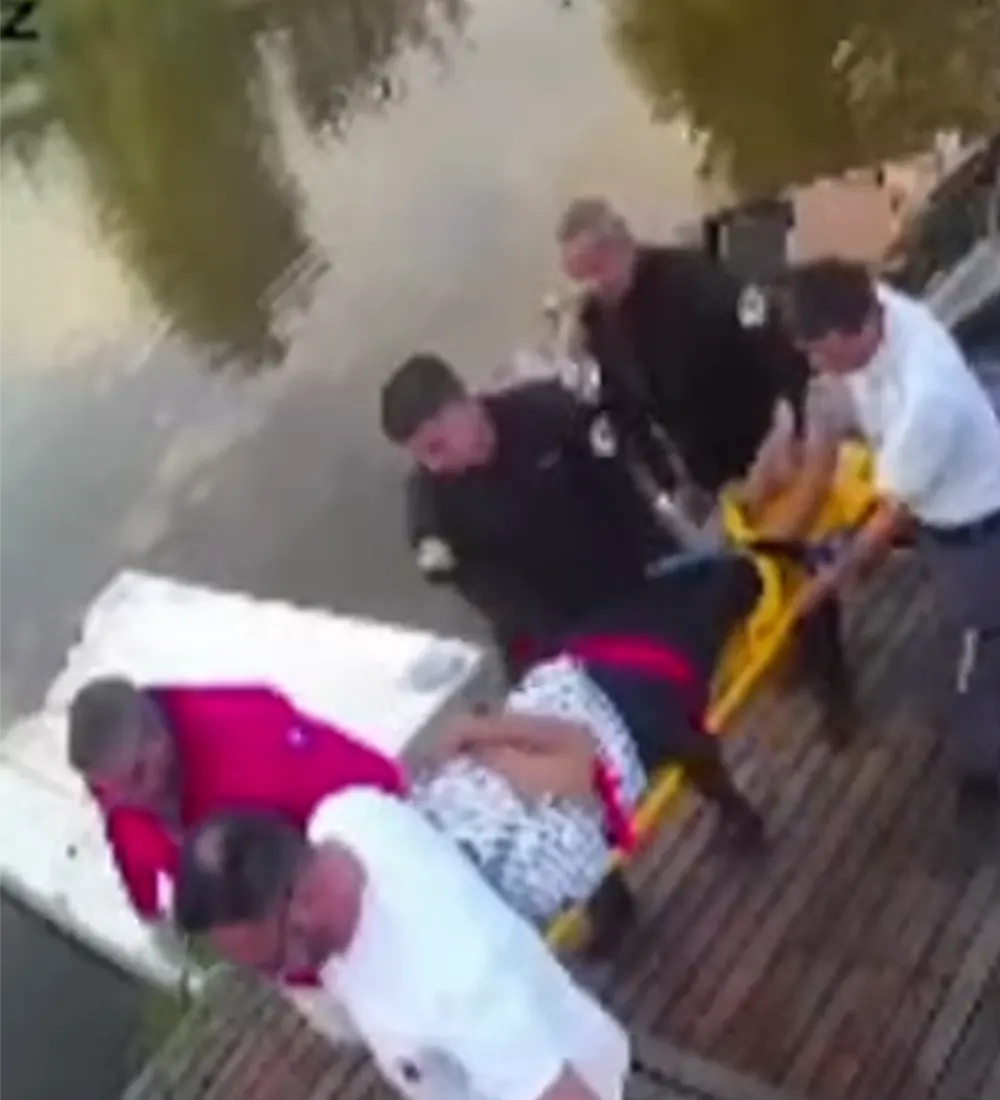 Médicos y allegados trasladan a la mujer herida de un disparo