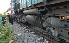 tren detenido sobre las vías