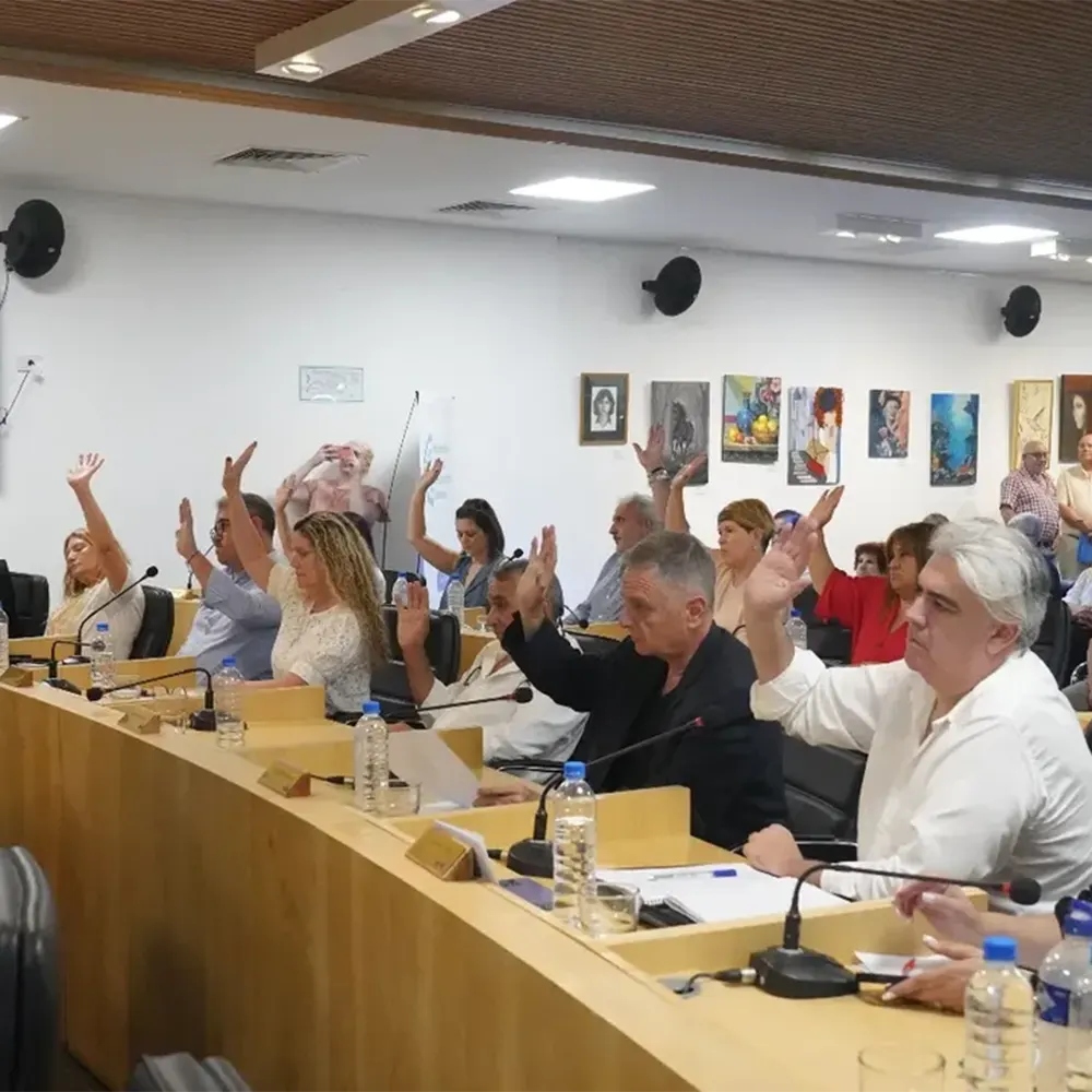 Concejales alzan sus manos para aprobar el aumento de tasas