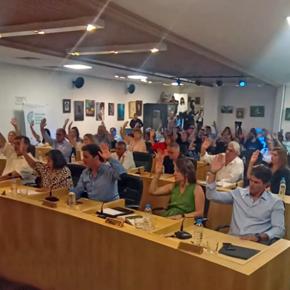 Concejales alzan sus manos para aprobar el aumento de tasas