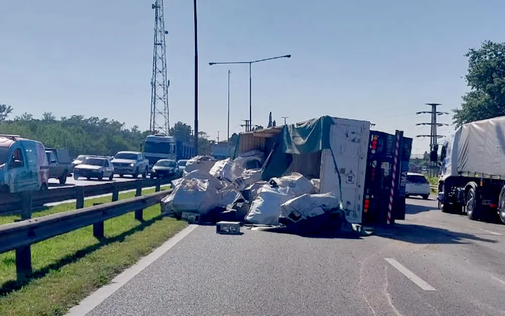 Un camión protagonizó un impresionante vuelco en la Panamericana