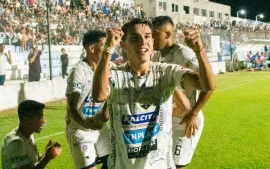 Jugadores de Armenio celebran el triunfo que los pone al borde del ascenso