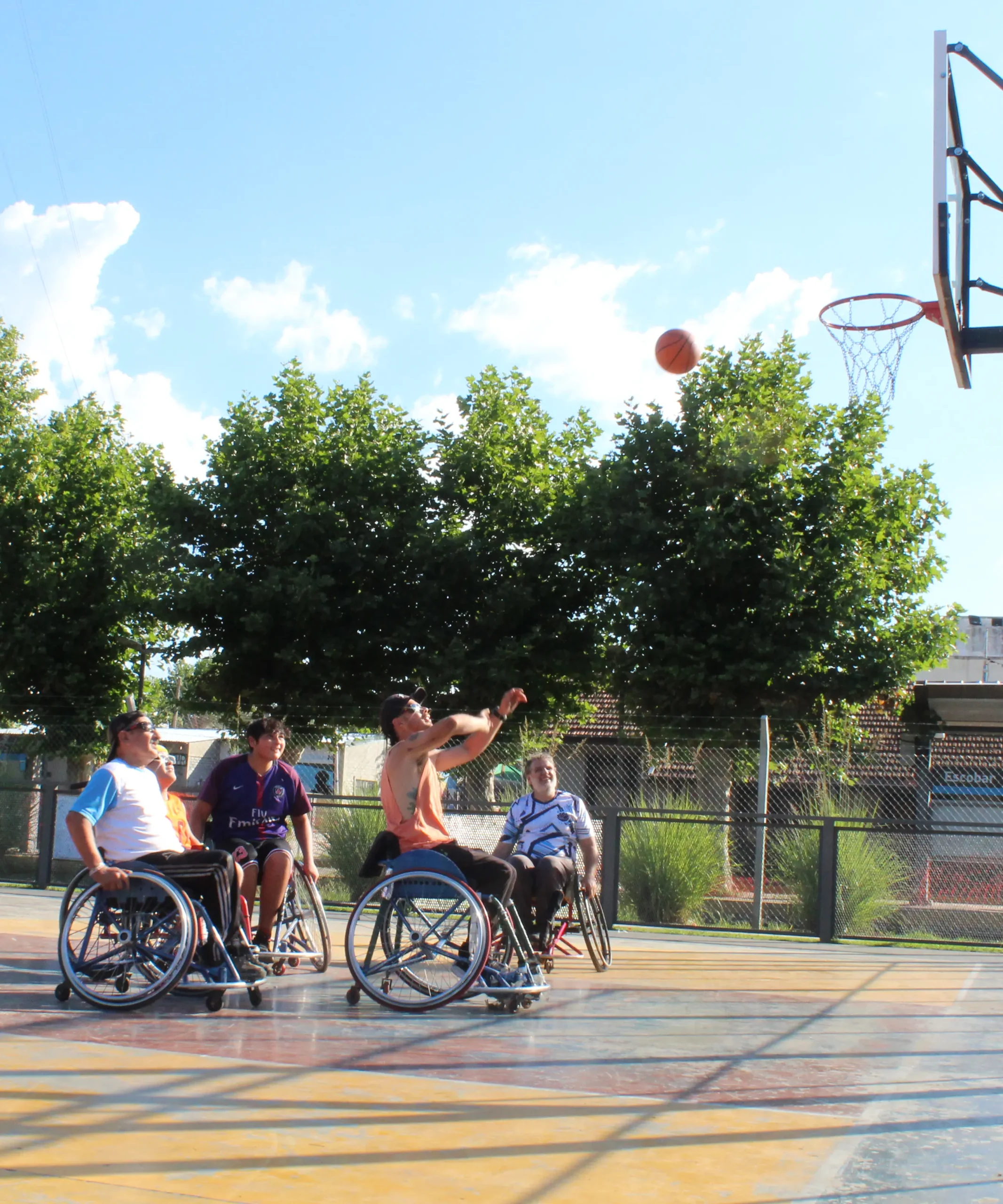 Demostración de básquet en silla de ruedas.