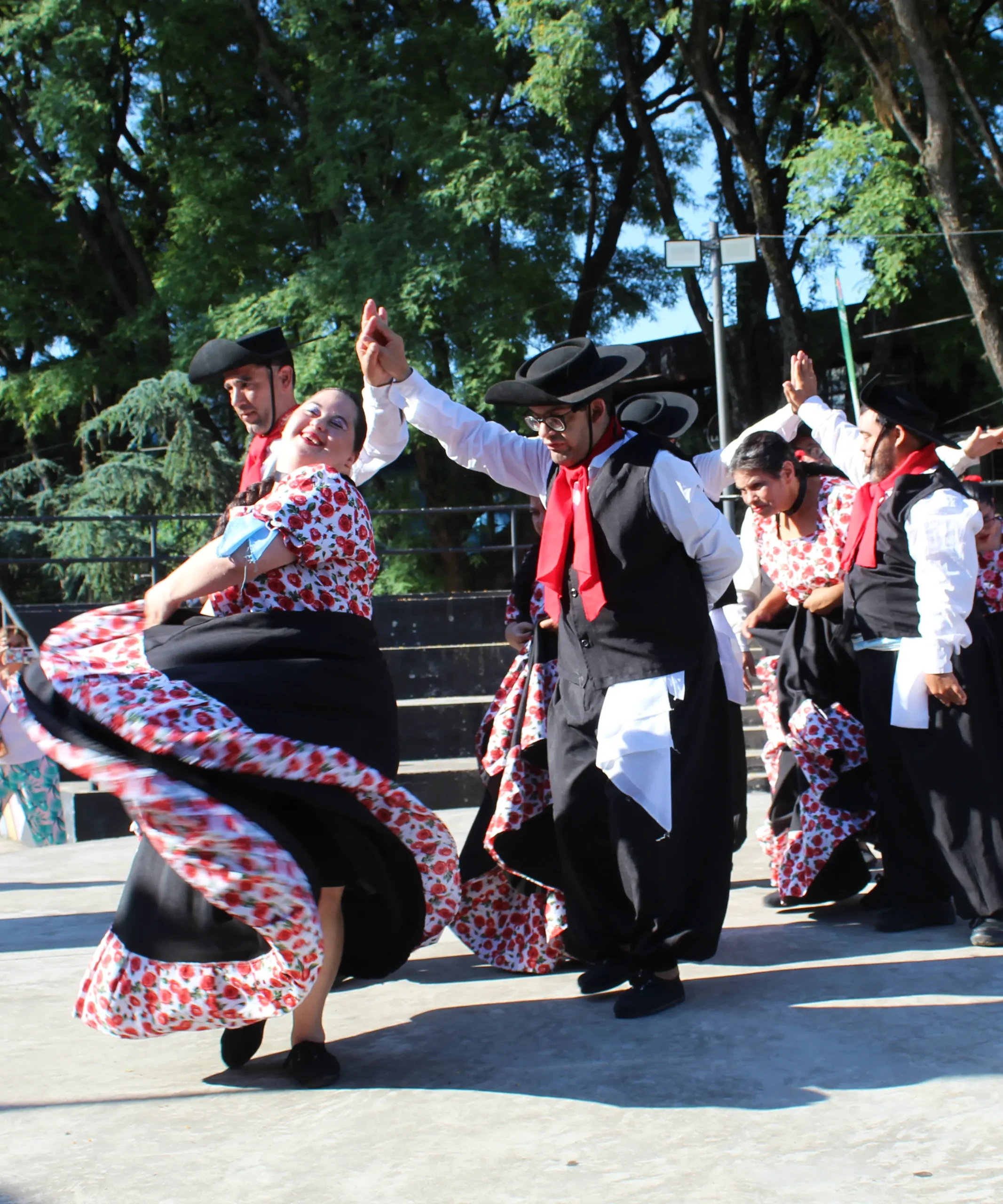 Personas bailando una danza 