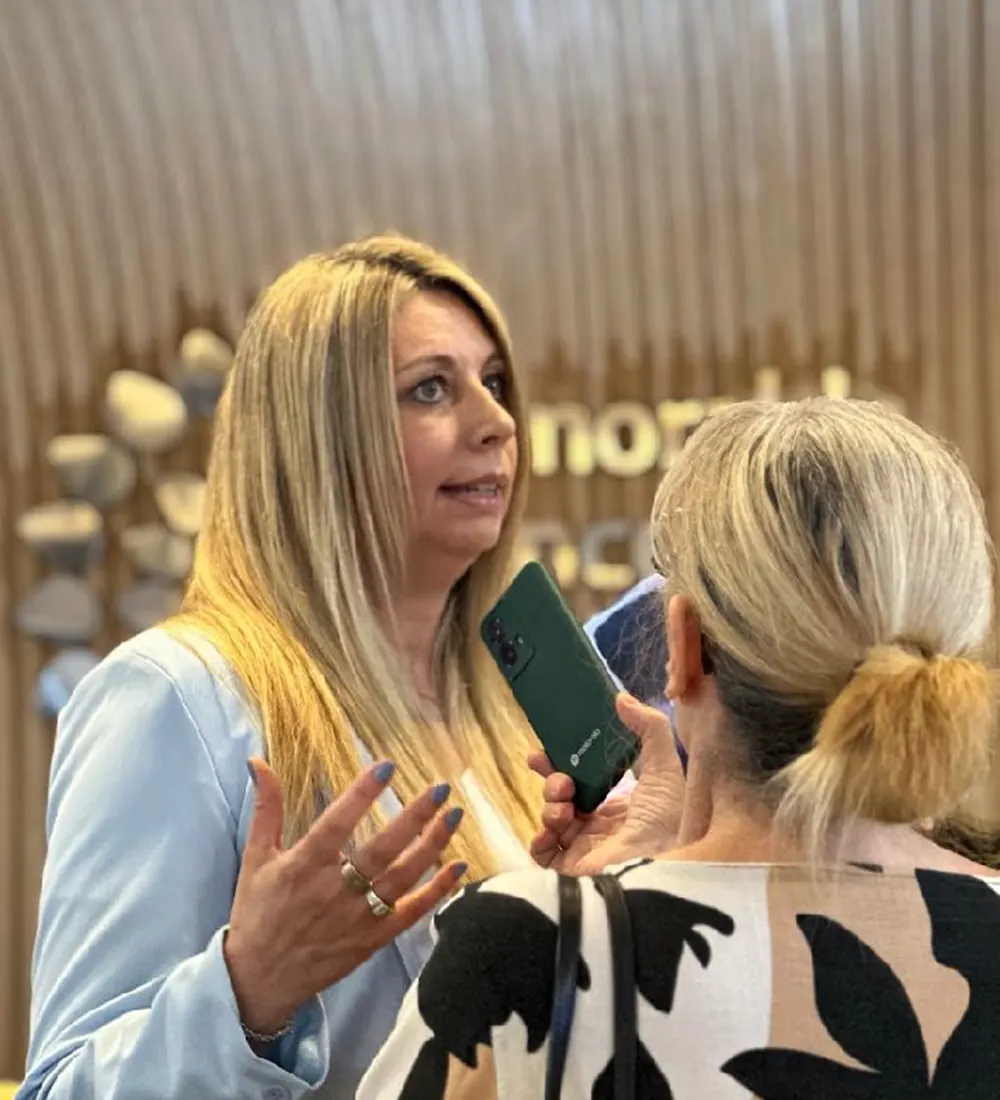 Carina Acro dando una entreevista