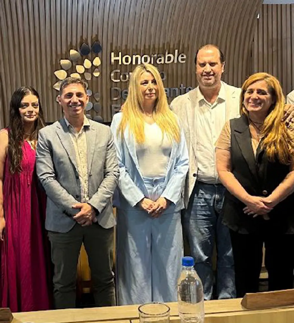 Carina Acro posa junto a concejales de La Libertad Avanza