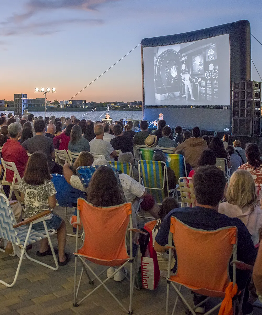 Atardecer cine al aire libre.