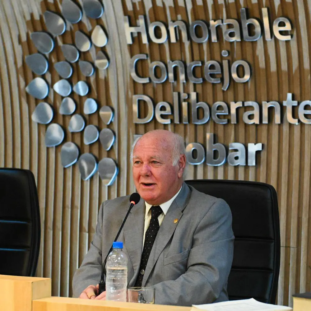 Rubén Hallú da su discurso en el estrado tras asumir la presidencia del Consejo Escolar