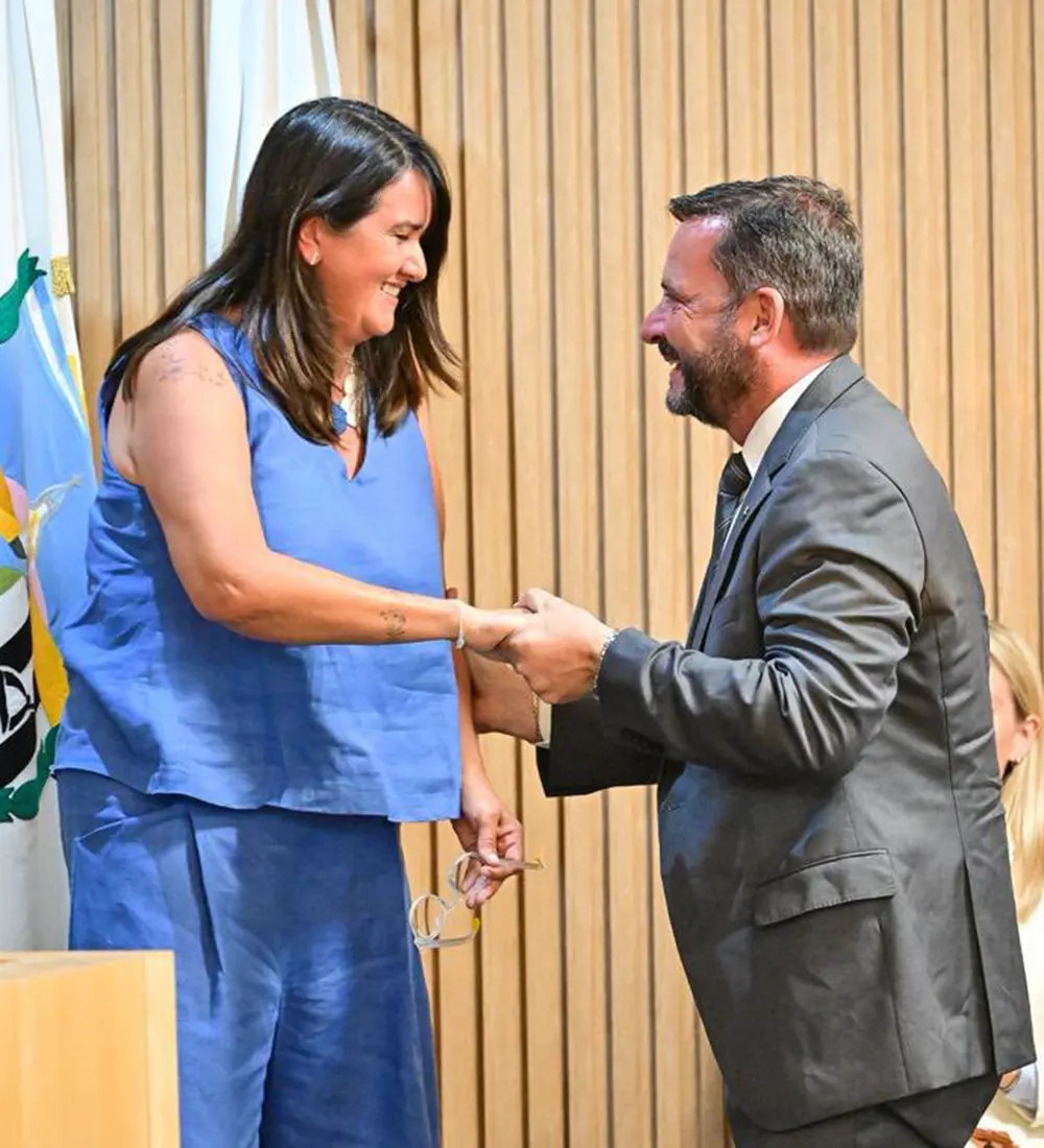 Laura Cejas saluda al intendente Ariel Sujarchuk