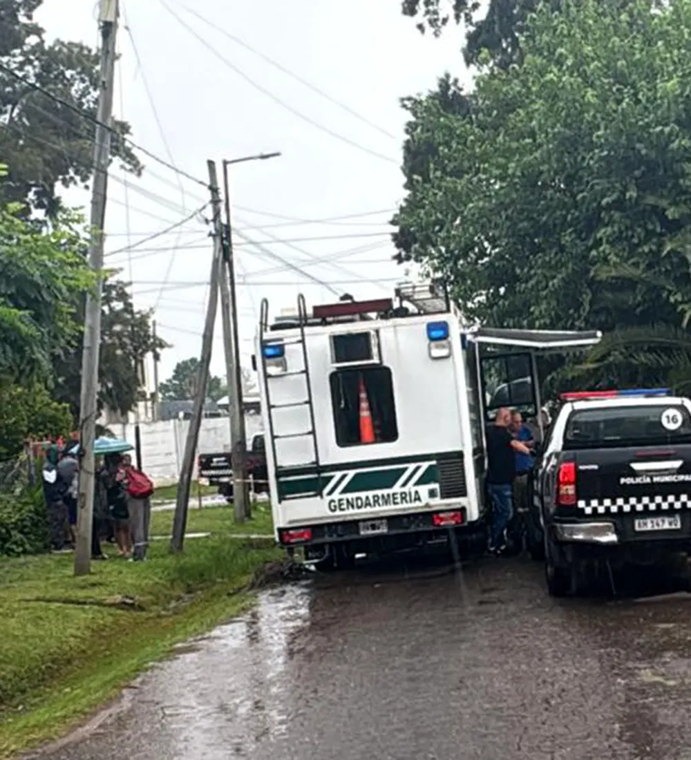 M&oacute;viles y personal de Gendarmer&iacute;a y de la Polic&iacute;a Municipal en el lugar del hecho