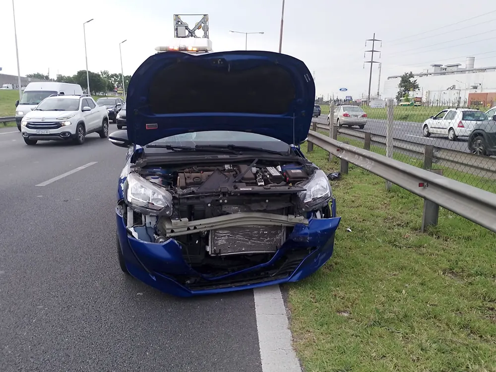 Peugeot 308 con daños en la parte frontal.