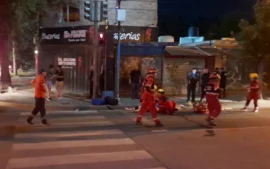 Personal de Defensa Civil en el lugar del accidente