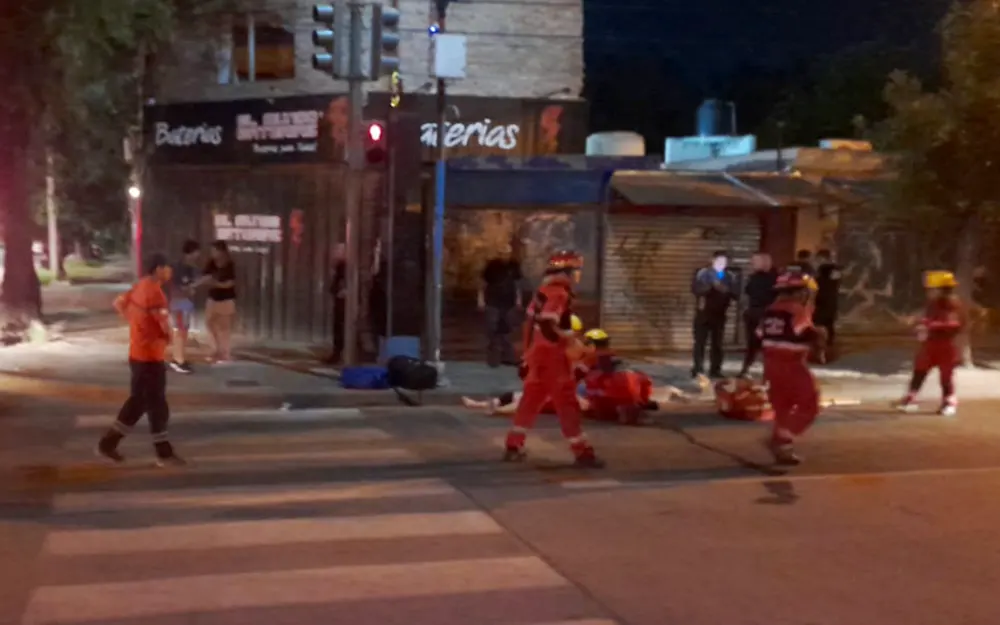 Personal de Defensa Civil en el lugar del accidente