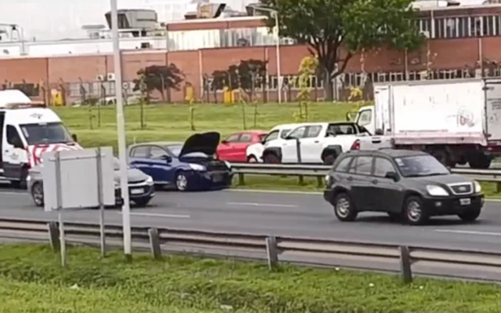Violento choque entre dos autos en el kilómetro 36 de la Panamericana