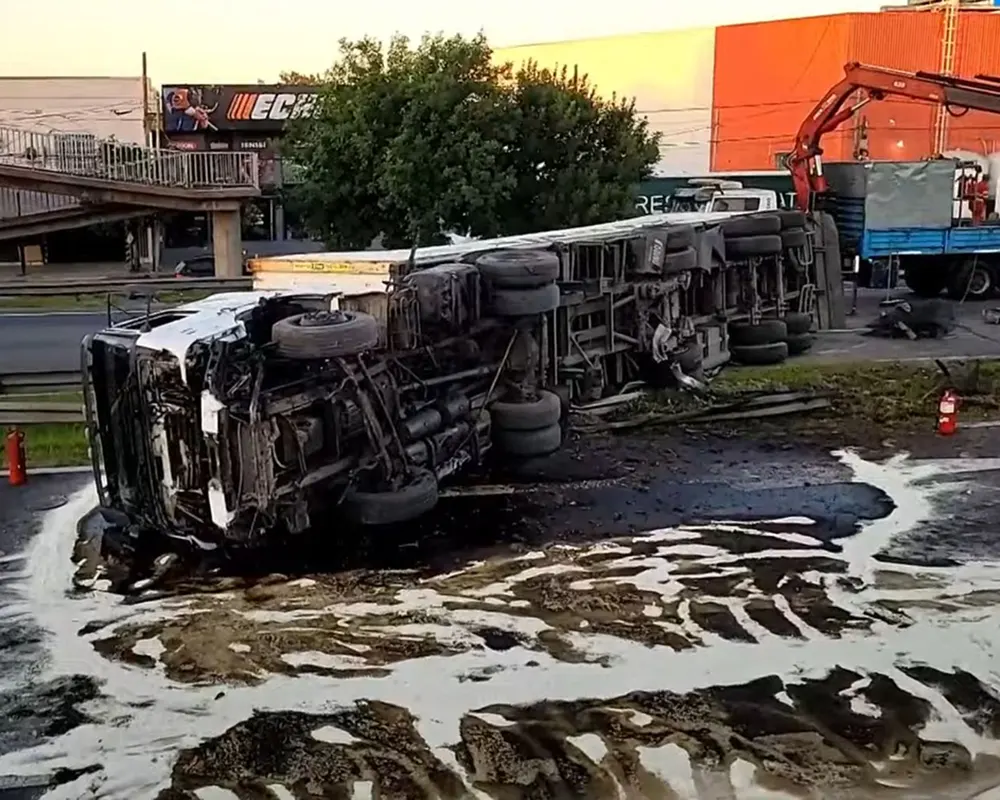 Parte de la carga derramada sobre el asfalto.