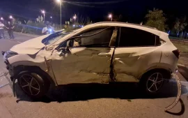 auto chocado en la avenida de los lagos