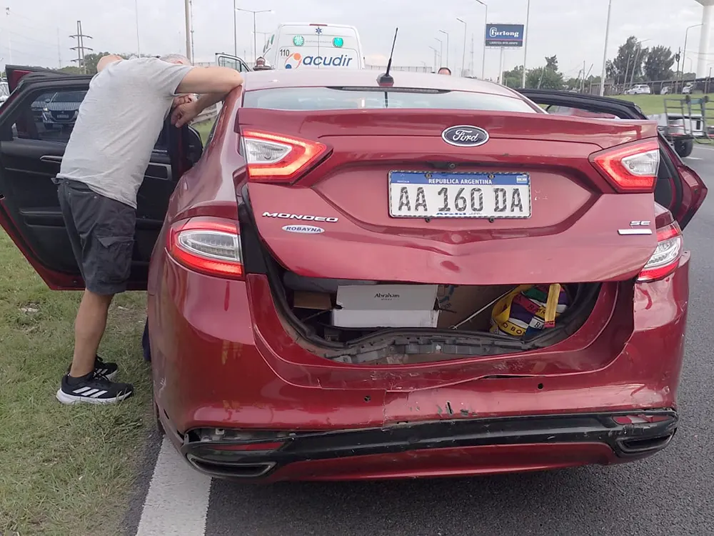El Ford Mondeo tuvo daños en su parte trasera.