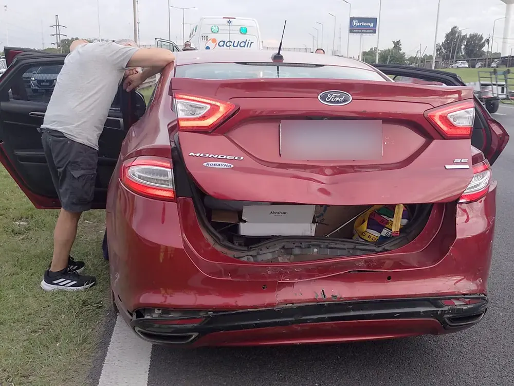 El Ford Mondeo tuvo daños en su parte trasera.