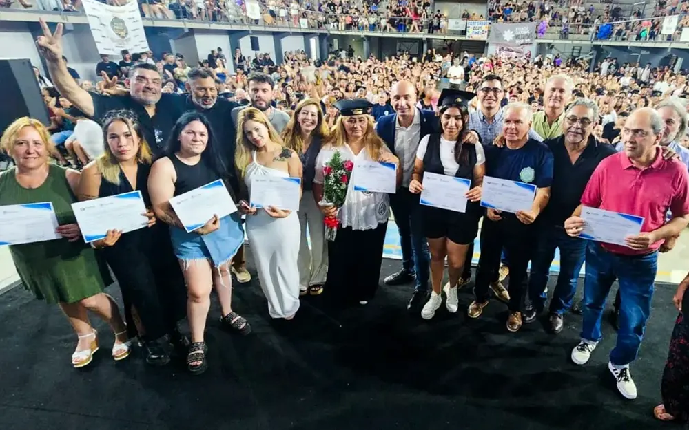 Más de 200 egresados del Plan FINES recibieron sus diplomas en Garín