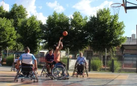 Personas con capacidades diferentes, jugado básquet en silla de ruedas