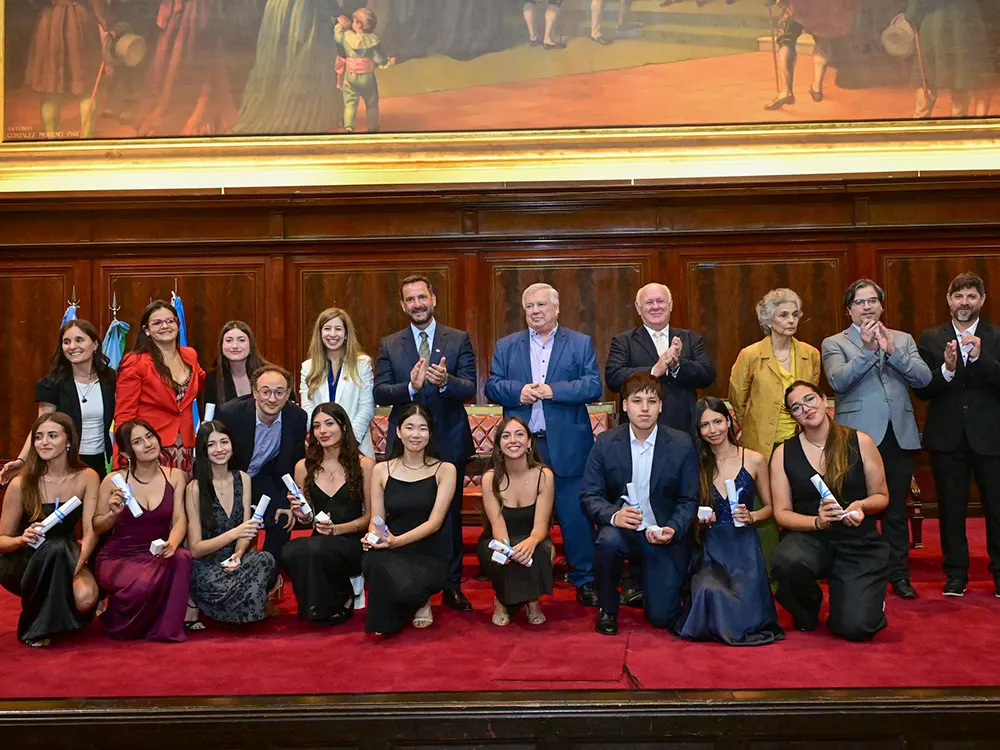 Los graduados del colegio Cereijo recibieron sus diplomas en el Aula Magna de la UBA.
