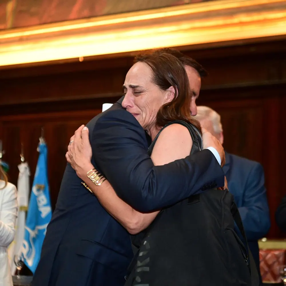 Rosana, madre de Matilda recibió el diploma en nombre de su hija.