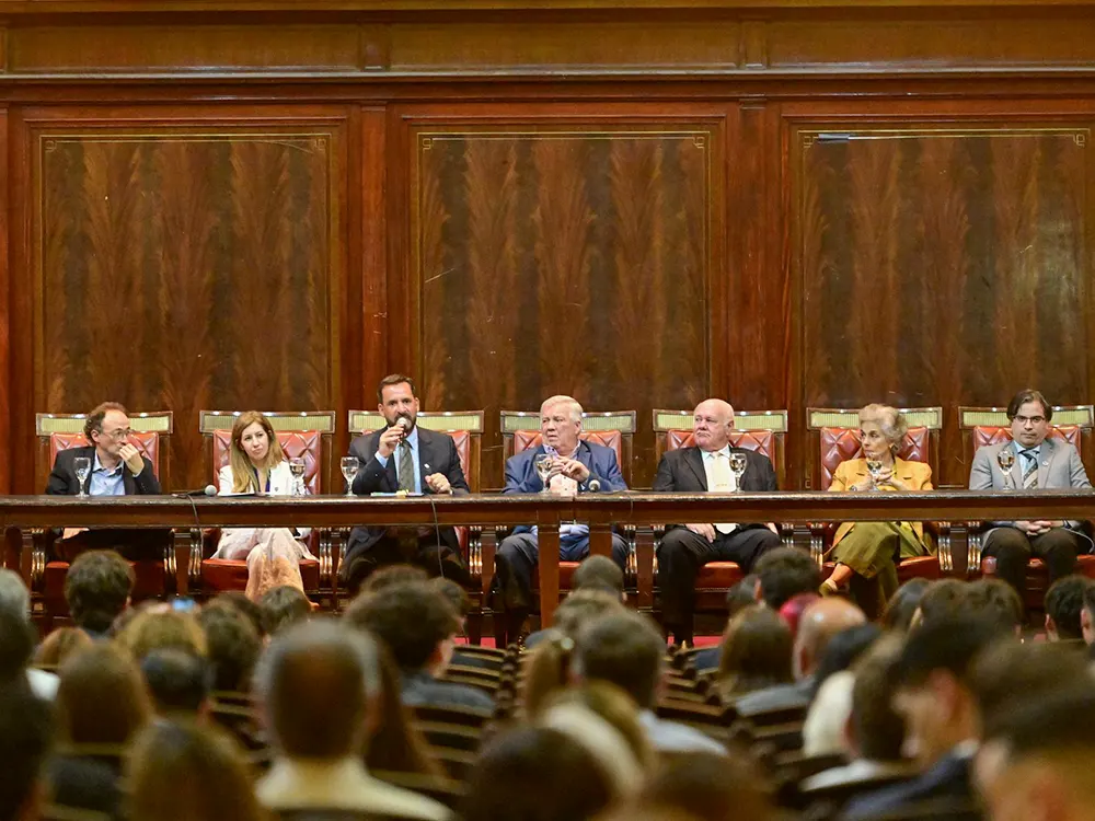 Ariel Sujarchuk, funcionarios de la universidad, docentes y familiares en el histórico auditorio de la UBA.