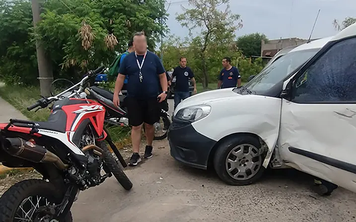 Choque entre una camioneta y una moto en el parque industrial Garín