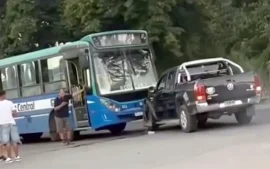 Una camioneta chocó de frente a un colectivo de la línea 291 en la ruta 26.