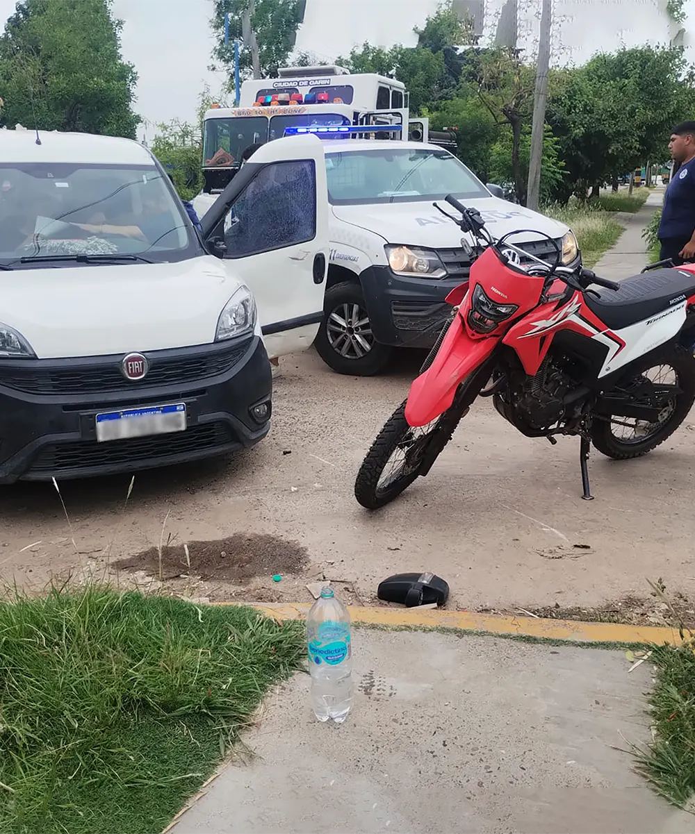 Personal policial y bomberos en el lugar del choque
