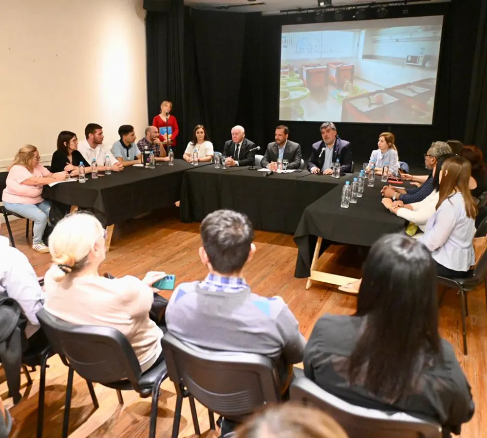 El intendente junto a los directivos durante la primera reunión del Concejo Municipal de Educación.
