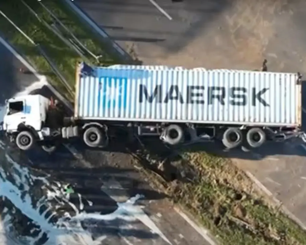 Vista aérea de un camión de la empresa Maersk volcado sobre la Panamericana.