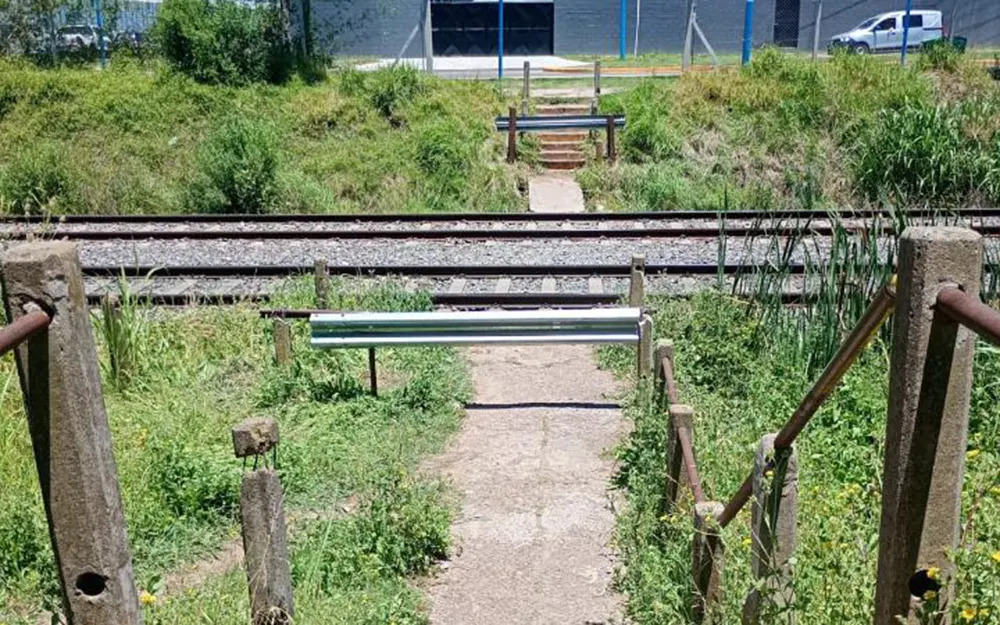 Reclamo vecinal por el cierre de un cruce peatonal en barrio Stone