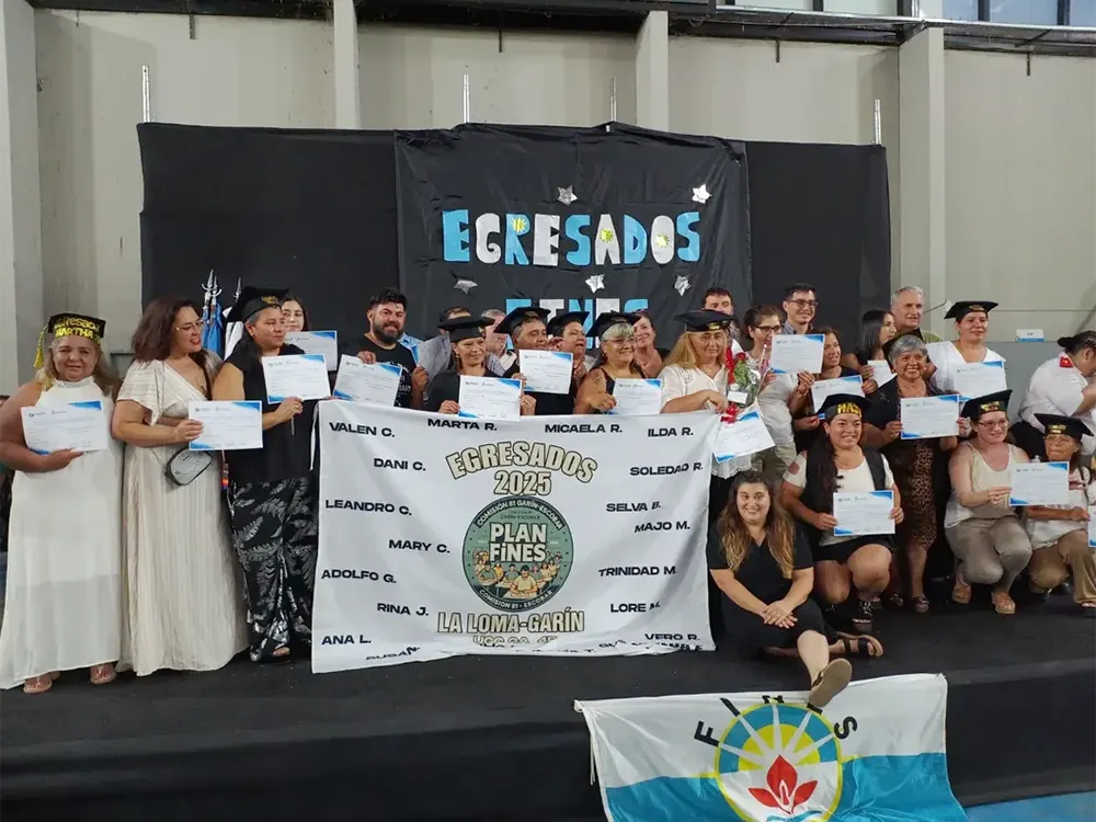 Los egresados tras recibir sus diplomas del nivel secundario con el Plan Fines.