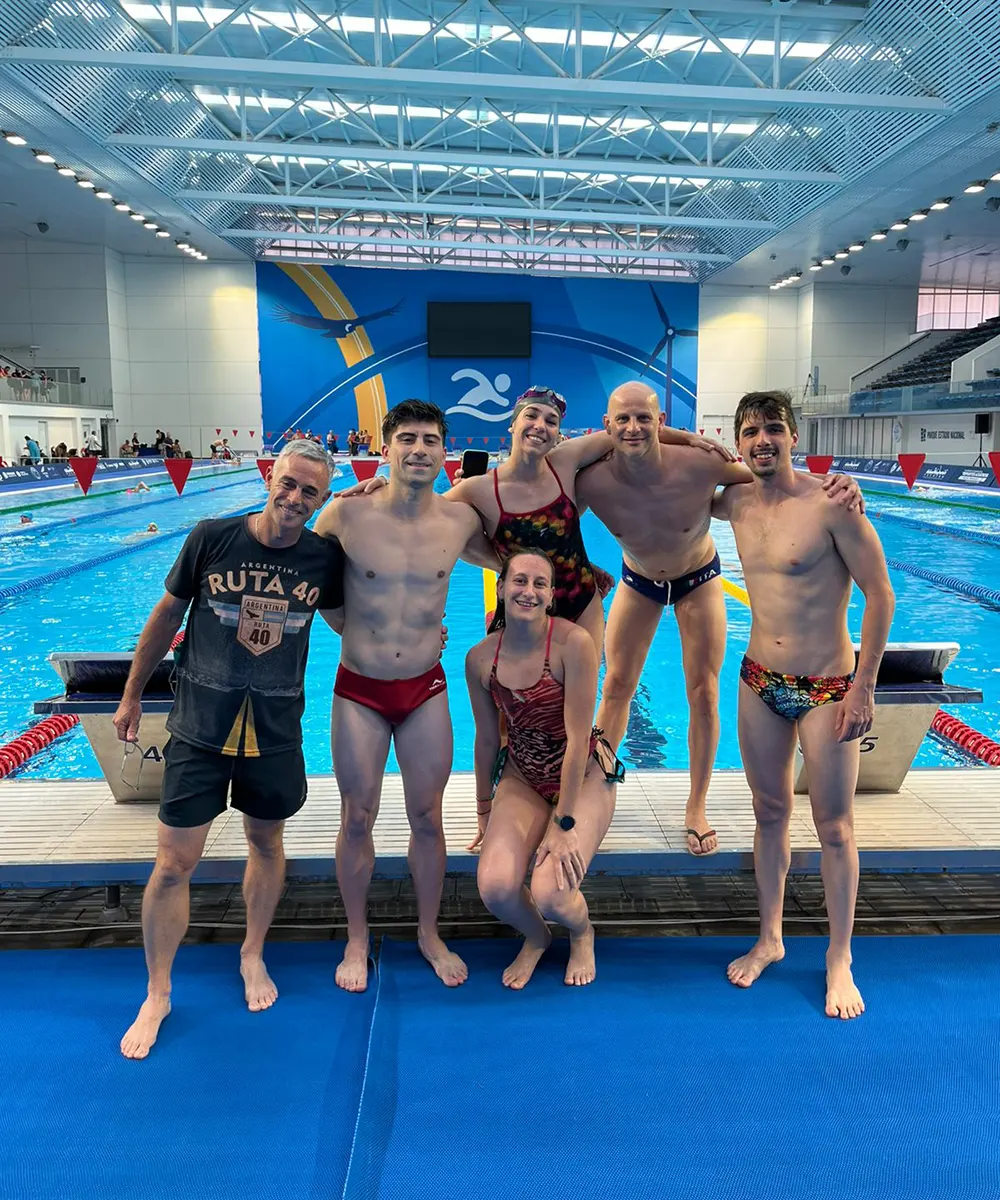 Equipo de natación del Club Independiente de Escobar al borde de la pileta
