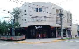 Fachada de la heladería Perlatto sobre la calle César Díaz.