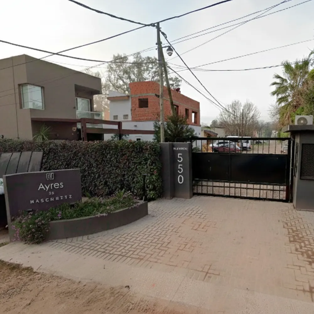 Fachada del barrio Ayres de Maschwitz donde robaron y ataron a una familia.