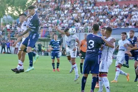 Troxler cabecea y logra el epate de Armenio