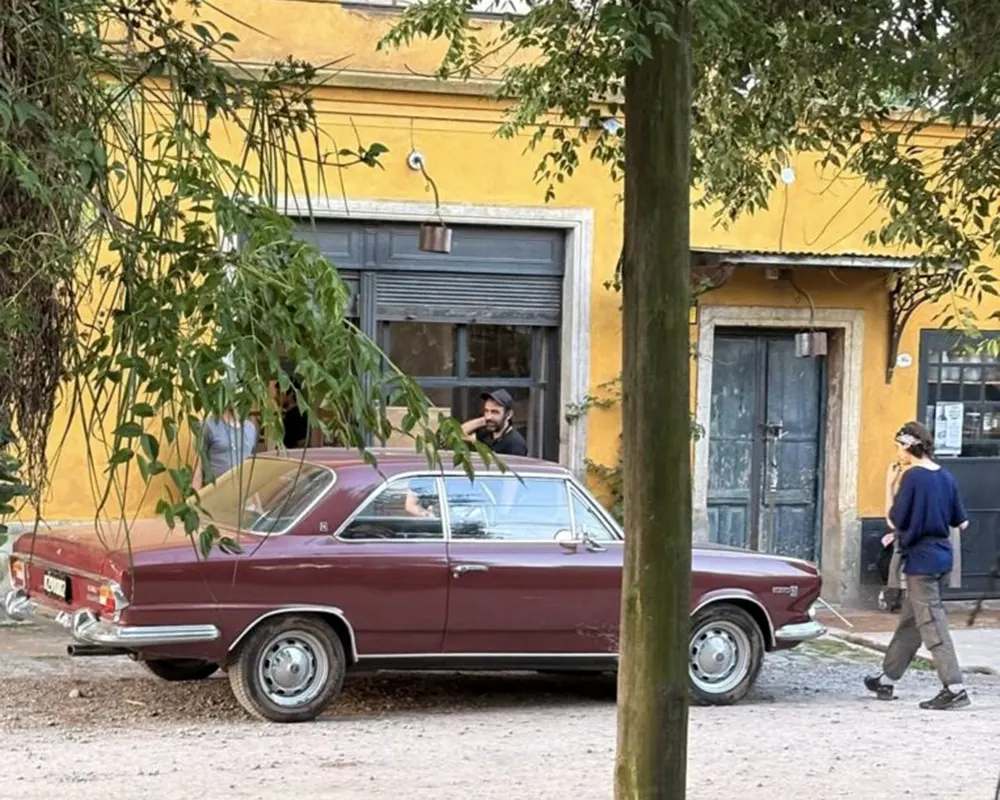 Auto clasico de la época de los '70, utilizado en la serie de Netflix  