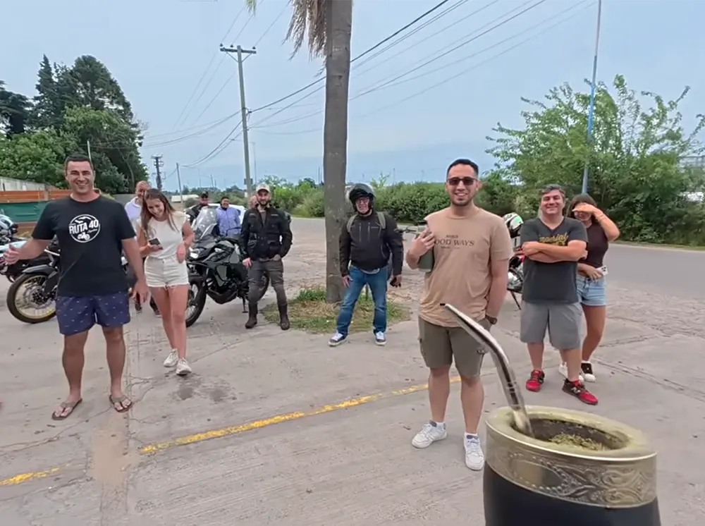 Pablo Imhoff junto a motoqueros en una parada del Proyecto Alaska en Loma Verde, Escobar.