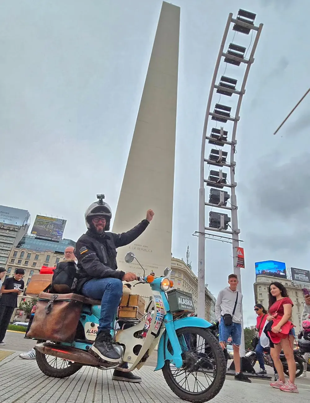 Pablo Imhoff en el Obelisco al finalizar el Proyecto Alaska tras recorrer América en moto.