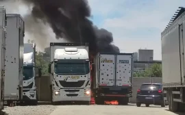 Un camión se incendió en el predio de una empresa de logística Frathi de Garín