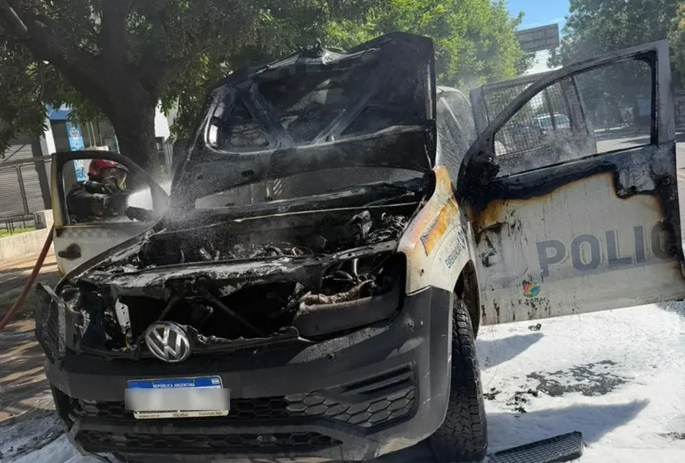 Impresionante incendio de un patrullero sobre la avenida San Martín