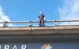 Un hombre amenazó con tirarse del puente de la entrada de Escobar.