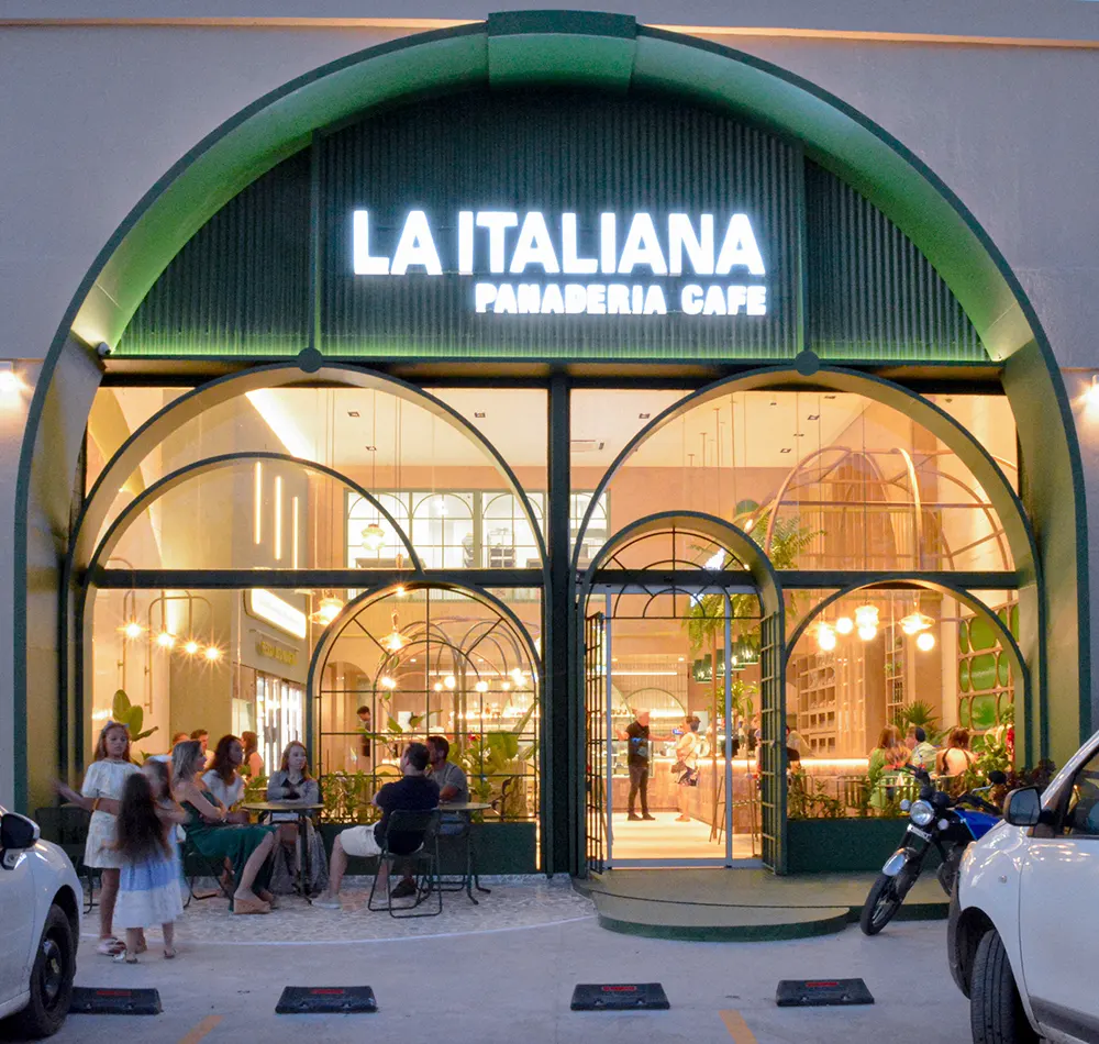 La fachada de la nueva sucursal en el Cazador de la panadería La Italiana.