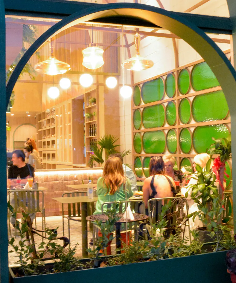 Vecinos en el nuevo local de La Italiana en sus primeros días de apertura.