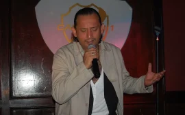 Marcelo Paunero cantando