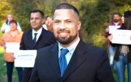 Medrano en una foto de campaña, donde aparece junto a otros participantes.